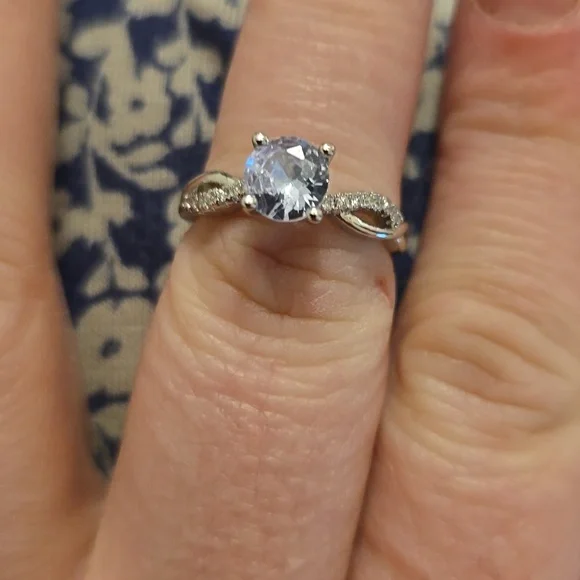 Diamond ring - Picture 2 of 3
